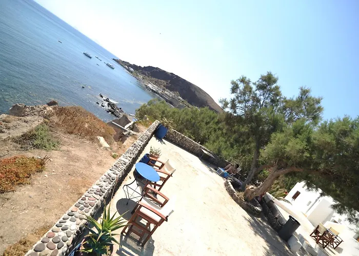 Akrotiri Hotel